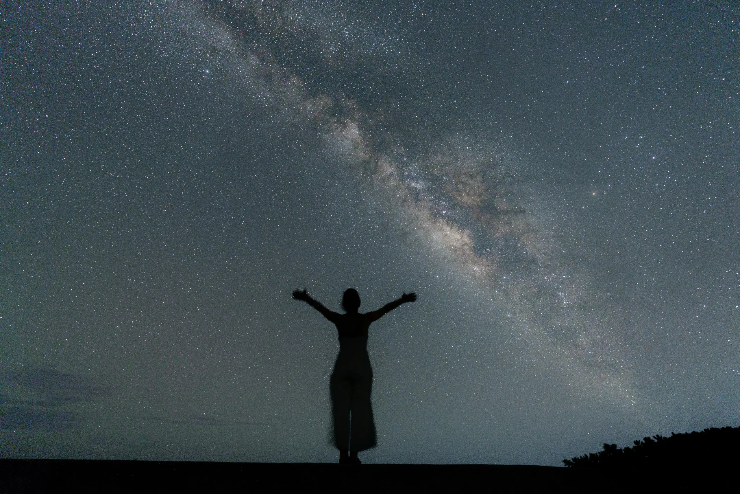 石垣島の星空の下で星座を指さすカップル。満天の星空フォトツアーの様子