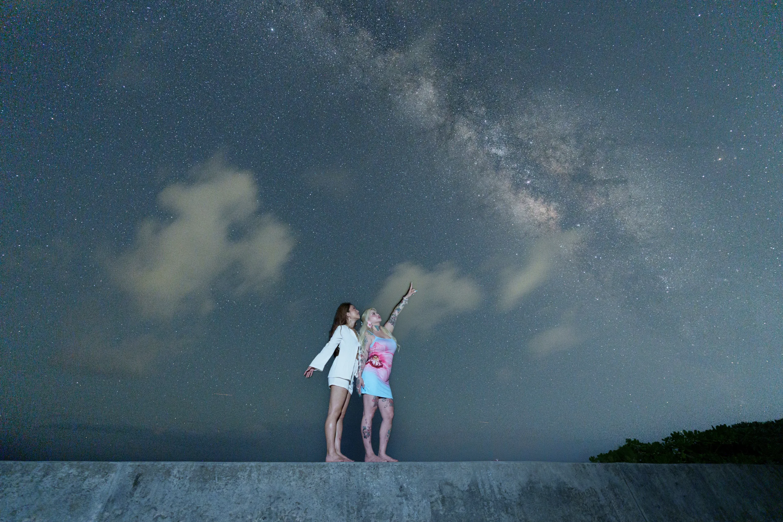 石垣島で撮影した天の川と星空をバックにしたカップルフォト。複数のアングルで撮影した星空フォトツアーの作例